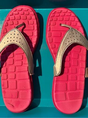 Reebok Women's Size 9 Flip Flop Thong Sandals. Hot Pink /Silver